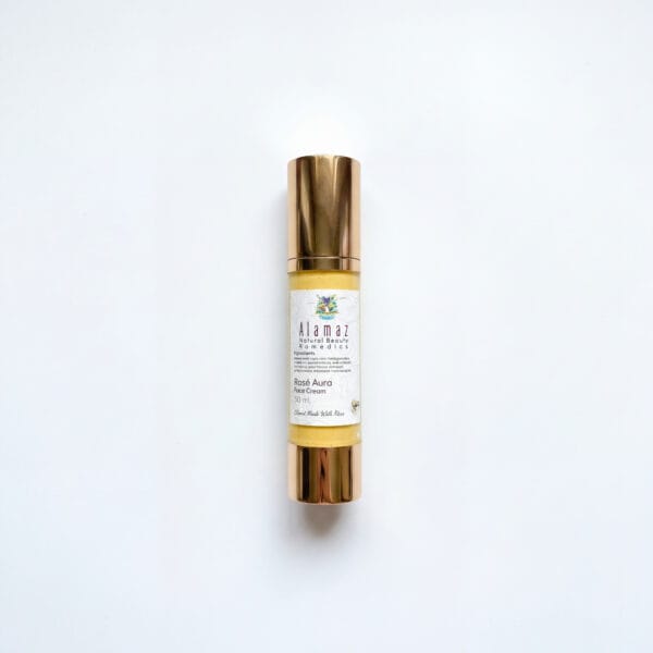 קרם פנים Rose Aura של Alamaz לטיפוח עור הפנים עם תמציות ורדים טבעיות.